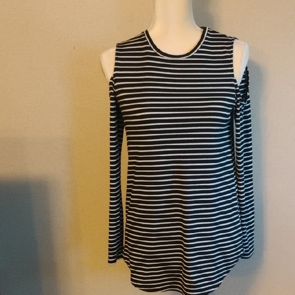 Apt. 9 Tops - 5/$15 XS Apt. 9 Black and White Striped Long Sleeve Top With Cut out Shoulders.